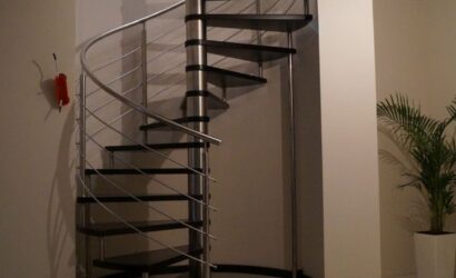 Drewniane schody kręte z metalowymi balustradami