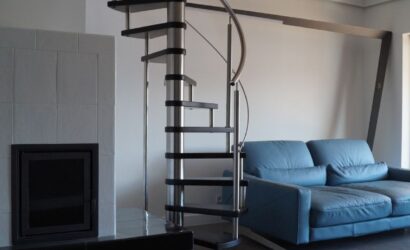 Drewniane schody kręte z metalowymi balustradami