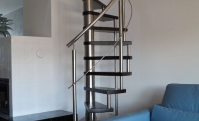 Drewniane schody kręte z metalowymi balustradami