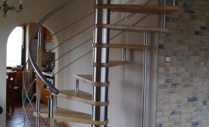Drewniane schody kręte z metalowymi balustradami
