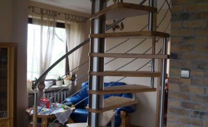 Drewniane schody kręte z metalowymi balustradami