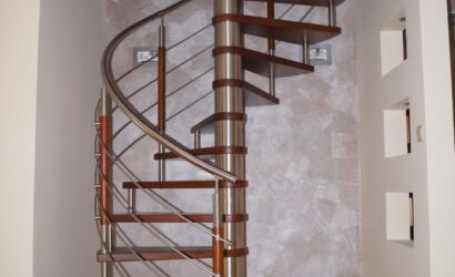Drewniane schody kręte z metalowymi balustradami