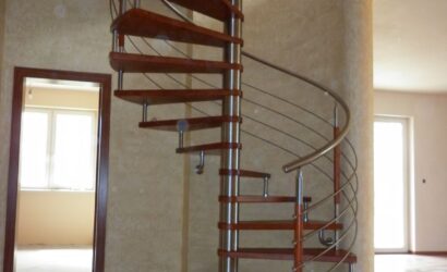 Drewniane schody kręte z metalowymi balustradami