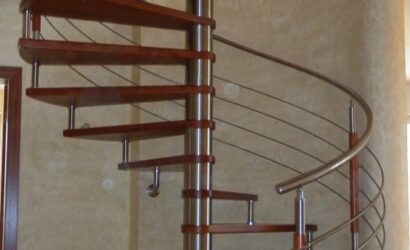 Drewniane schody kręte z metalowymi balustradami