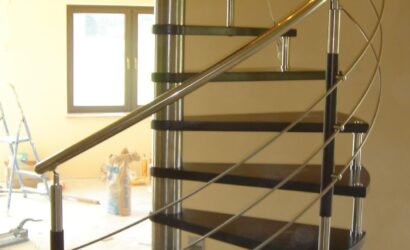 Drewniane schody kręte z metalowymi balustradami