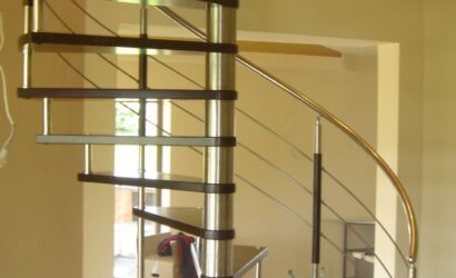 Drewniane schody kręte z metalowymi balustradami