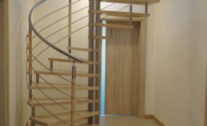 Drewniane schody kręte z metalowymi balustradami