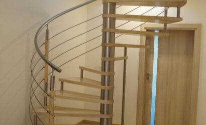 Drewniane schody kręte z metalowymi balustradami
