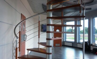 Drewniane schody kręte z metalowymi balustradami