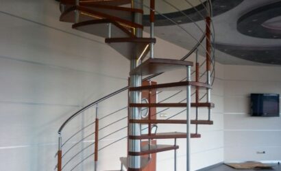 Drewniane schody kręte z metalowymi balustradami