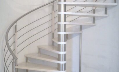 Drewniane schody kręte z metalowymi balustradami