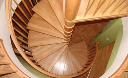Drewniane schody kręte z drewnianymi balustradami