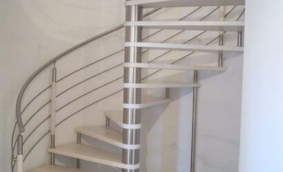 Drewniane schody kręte z metalowymi balustradami