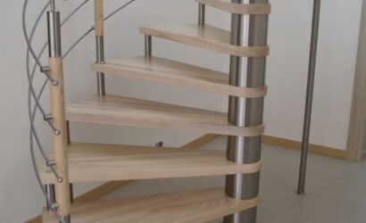 Drewniane schody kręte z metalowymi balustradami