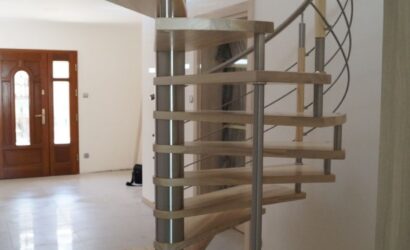 Drewniane schody kręte z metalowymi balustradami