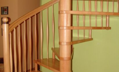 Drewniane schody kręte z drewnianymi balustradami