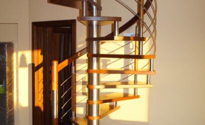 Drewniane schody kręte z metalowymi balustradami