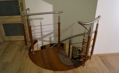 Drewniane schody kręte z drewnianymi balustradami