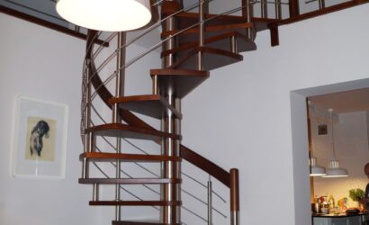 Drewniane schody kręte z metalowymi balustradami