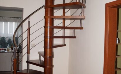 Drewniane schody kręte z metalowymi balustradami