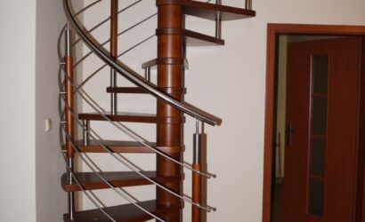Drewniane schody kręte z metalowymi balustradami