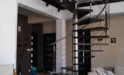 Drewniane schody kręte z metalowymi balustradami