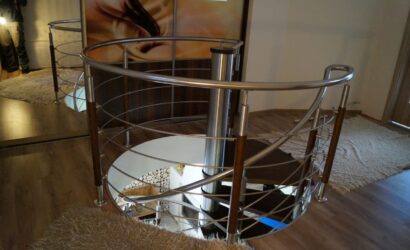 Drewniane schody kręte z metalowymi balustradami