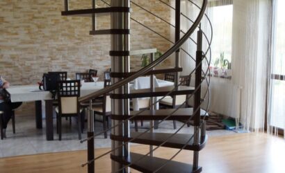 Drewniane schody kręte z metalowymi balustradami