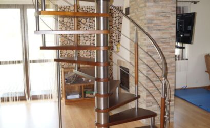 Drewniane schody kręte z metalowymi balustradami