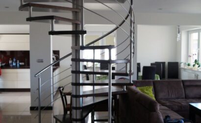 Drewniane schody kręte z metalowymi balustradami
