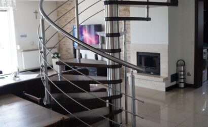 Drewniane schody kręte z metalowymi balustradami