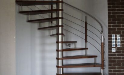 Drewniane schody kręte z metalowymi balustradami
