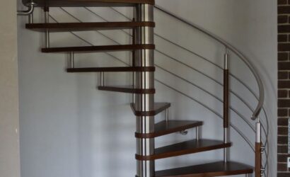 Drewniane schody kręte z metalowymi balustradami