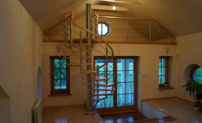 Drewniane schody kręte z metalowymi balustradami