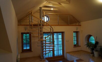 Drewniane schody kręte z metalowymi balustradami