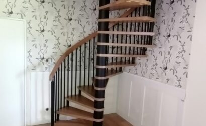 Drewniane schody kręte z metalowymi balustradami