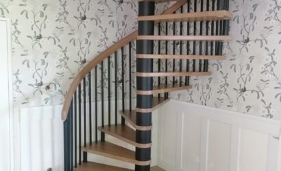 Drewniane schody kręte z metalowymi balustradami