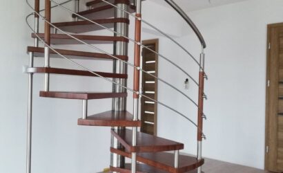 Drewniane schody kręte z metalowymi balustradami