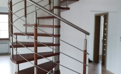 Drewniane schody kręte z metalowymi balustradami