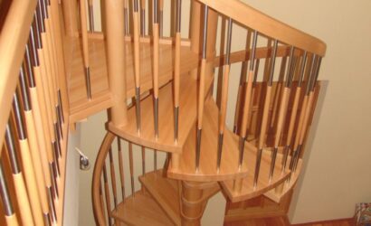 Drewniane schody kręte z drewnianymi balustradami