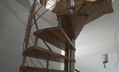 Drewniane schody kręte z metalowymi balustradami