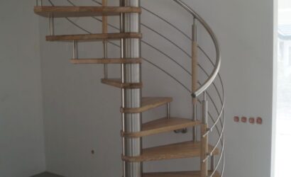 Drewniane schody kręte z metalowymi balustradami