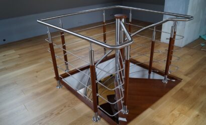Drewniane schody kręte z metalowymi balustradami