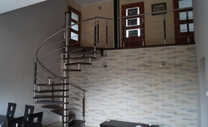 Drewniane schody kręte z metalowymi balustradami