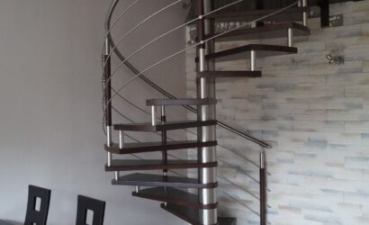 Drewniane schody kręte z metalowymi balustradami