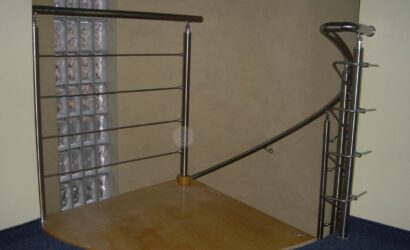 Drewniane schody kręte z metalowymi balustradami