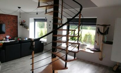 Drewniane schody kręte z metalowymi balustradami