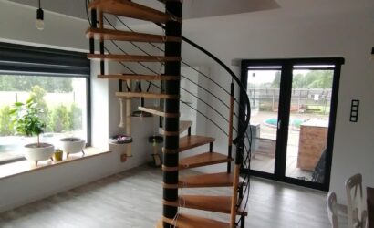 Drewniane schody kręte z metalowymi balustradami
