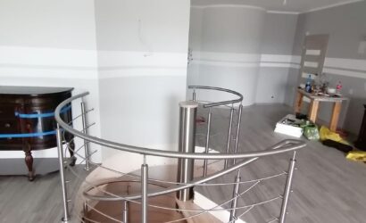 Drewniane schody kręte z metalowymi balustradami