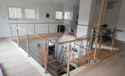 Drewniane schody kręte z metalowymi balustradami
